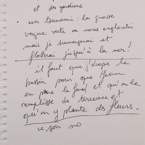 Hoja intervenida de Catherine Henensal (23.5 x 16.8 cm).
