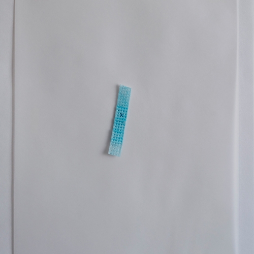 "Estado de calle. Primera parte, pieza # 3" / Técnica: tapabocas desmembrado y bordado sobre papel / Dimensiones de la obra: 24 x 33,5 cm. Sin enmarcar.
