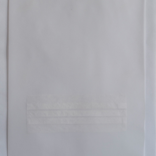 "Estado de calle. Primera parte, pieza # 5" / Técnica: tapabocas desmembrado y bordado sobre papel / Dimensiones de la obra: 24 x 33,5 cm. Sin enmarcar.