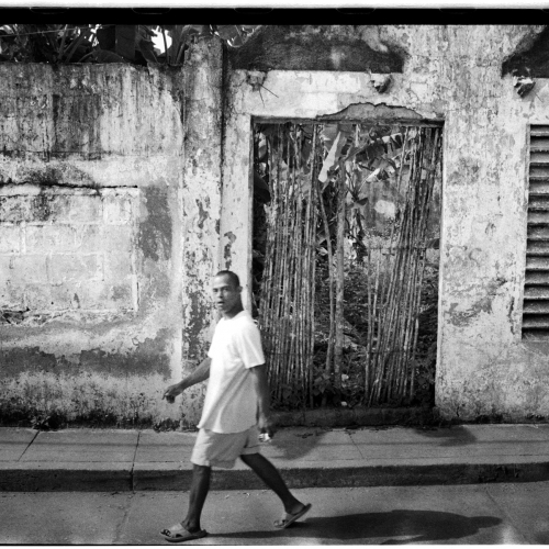 "La pared del Viento # 16" / Técnica: fotografía análoga, texto, dibujo. Película: Ilford Pan 400 / Dimensiones de la obra: 20 x 30 cm.