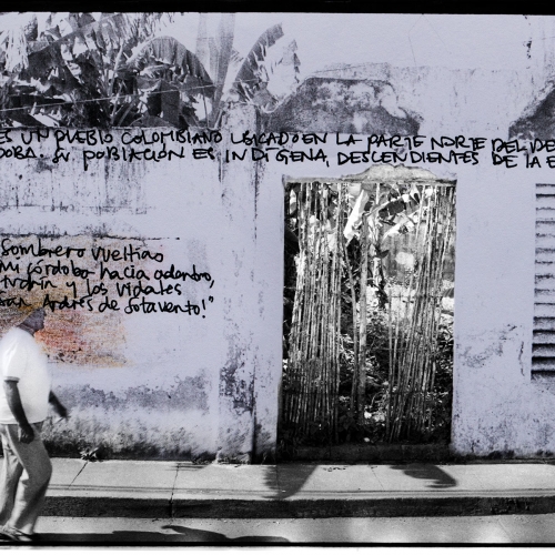 "La pared del Viento # 23" / Técnica: fotografía análoga, texto, dibujo. Película: Ilford Pan 400 / Dimensiones de la obra: 20 x 30 cm.